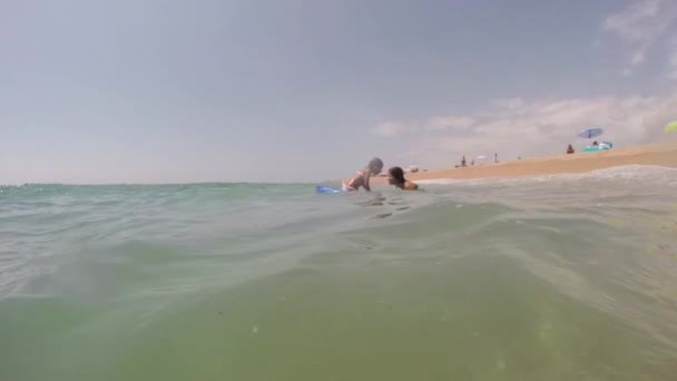 Niña y madre nadando en el mar — Vídeos de Stock