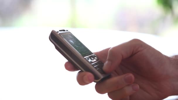 Mensaje de texto en el viejo teléfono móvil — Vídeo de stock