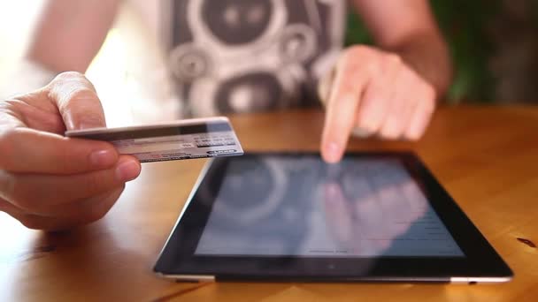 태블릿 및 신용 카드를 사용 하 여 하는 사업 — 비디오