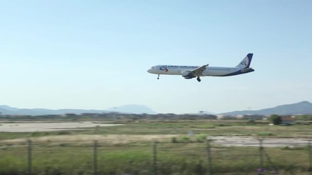 활주로에 착륙하는 비행기 — 비디오