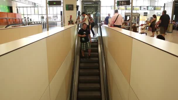 Люди на эскалаторе на вокзале — стоковое видео