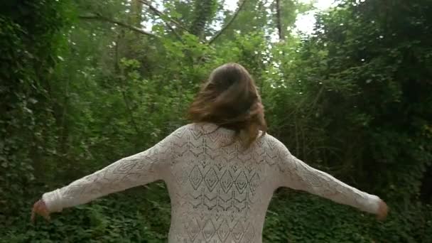 Mädchen geht im Wald spazieren — Stockvideo