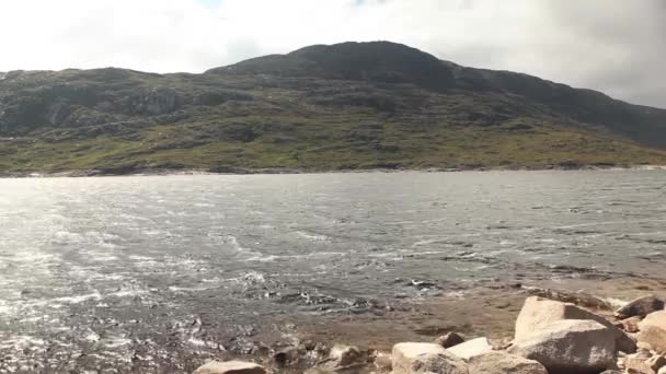 Красивый пейзаж озера в горах — стоковое видео