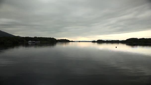 Spokojne Jezioro Natura widok o świcie — Wideo stockowe