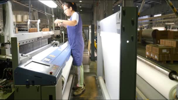 Kobieta, mocowania maszyny w fabryce włókienniczej — Wideo stockowe
