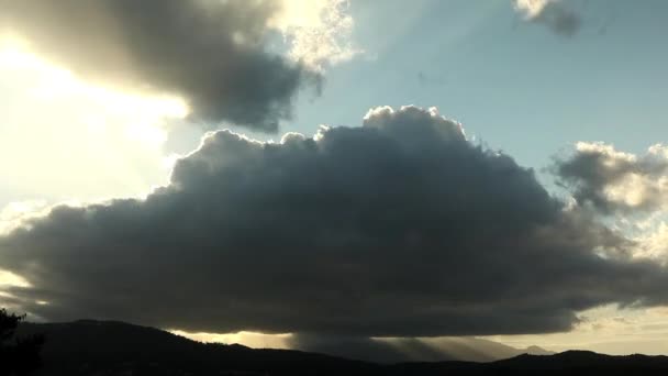 Tijd lapse wolken vervormen over bergen — Stockvideo