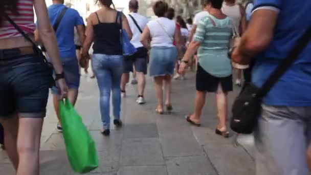 Mensen lopen op Barcelona street — Stockvideo