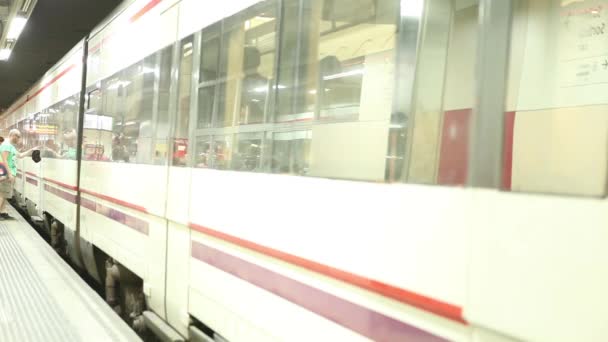 Passagers utilisant le train de ville — Video