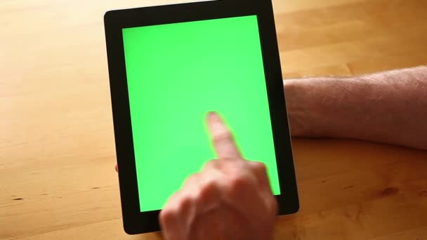 Mann mit Tablet — Stockvideo