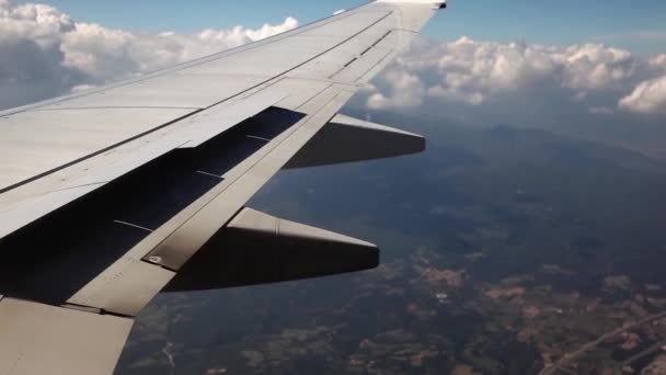 आकाशाच्या पार्श्वभूमीवर विमानाचा विंग — स्टॉक व्हिडिओ