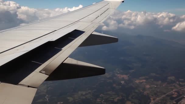 Ala do avião em um contexto do céu — Vídeo de Stock