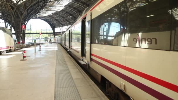 Passeggeri che utilizzano il treno urbano — Video Stock