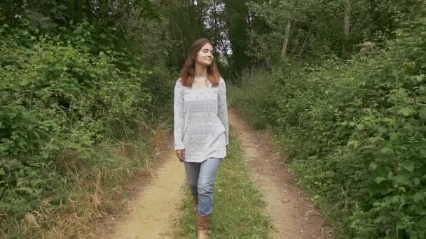 Девушка, гуляющая в лесу — стоковое видео