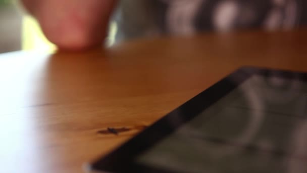 homme utilisant une tablette