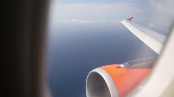飛行機エンジンと風景の空中ショット — ストック動画