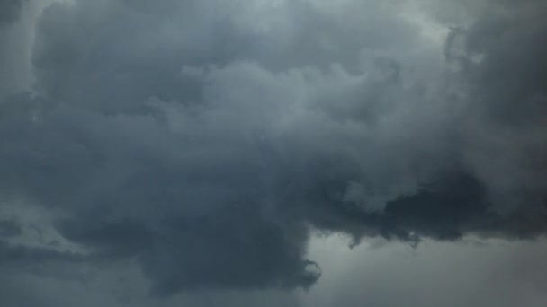 Storm wolken vervormen op sky — Stockvideo