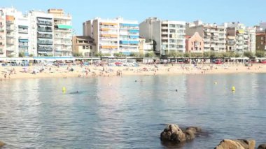 İnsanlar plajda Blanes, İspanya