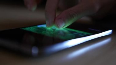 adam cep telefonu üzerinde kaydırma 