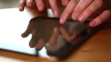 Tablet kullanan adam