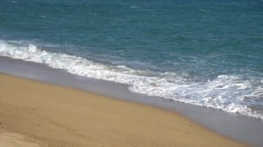Ağır çekim kumlu plaj dalgalar