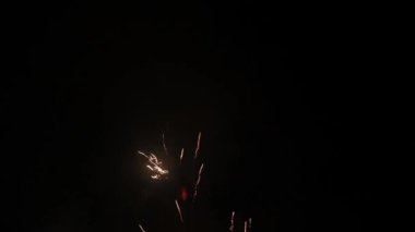 Gece gökyüzünde parlak havai fişekler