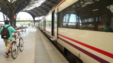 Şehir tren kullanarak yolcu 