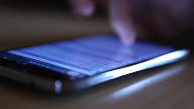 adam cep telefonu üzerinde kaydırma 