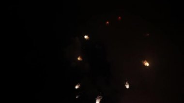 Gece gökyüzünde parlak havai fişekler
