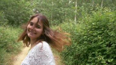 Kız ormanda yürüyüş