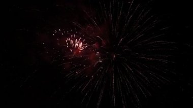 Gece gökyüzünde parlak havai fişekler