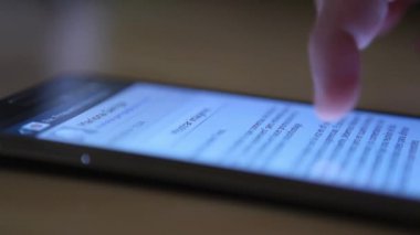 adam cep telefonu üzerinde kaydırma 