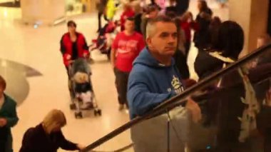 Zaman atlamalı insan Noel öncesi alışveriş