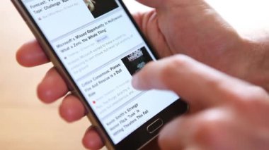 adam cep telefonu üzerinde kaydırma 