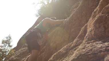 genç adam üzerinde kaya tırmanışı 
