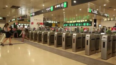  Bilet kapısı istasyonunda kullanan kişiler