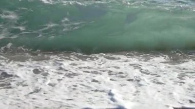 Ağır çekim kumlu plaj dalgalar