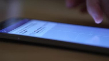 adam cep telefonu üzerinde kaydırma 
