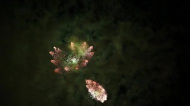 Gece gökyüzünde parlak havai fişekler