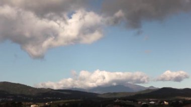 Zaman atlamalı bulutlar Dağların üzerinden şekillendirme 