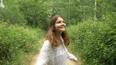Kız ormanda yürüyüş