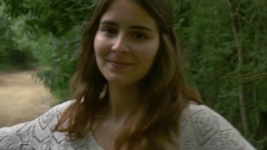 Kız ormanda yürüyüş