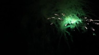 Gece gökyüzünde parlak havai fişekler