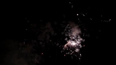 Gece gökyüzünde parlak havai fişekler