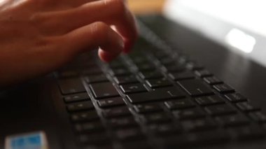 Dizüstü bilgisayarda klavyede yazılıyor