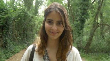 Kız ormanda yürüyüş