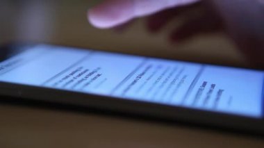adam cep telefonu üzerinde kaydırma 