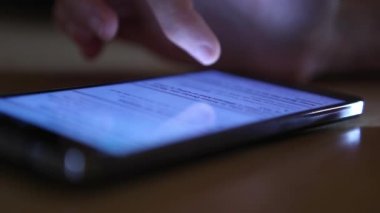 adam cep telefonu üzerinde kaydırma 