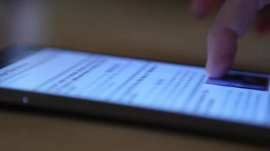 adam cep telefonu üzerinde kaydırma 