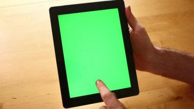 Tablet kullanan adam