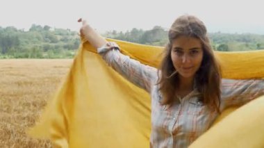 Buğday tarlasında güzel bir kız